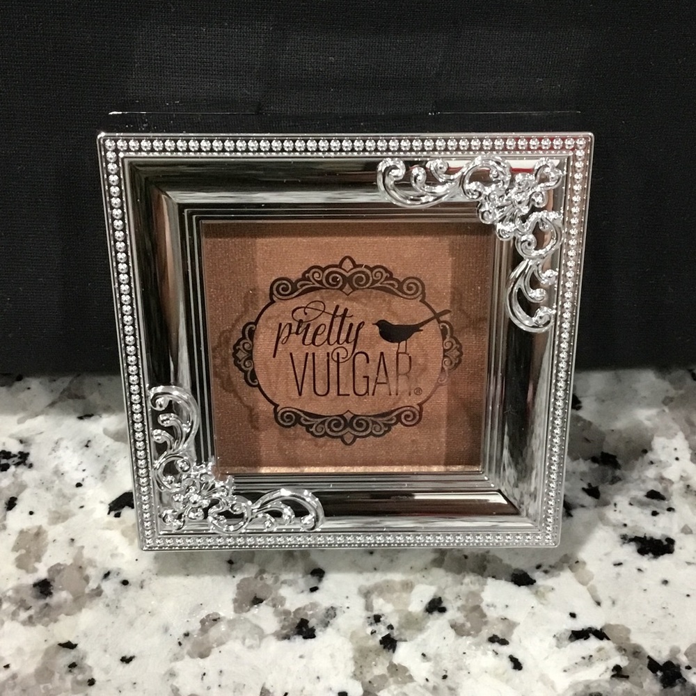 Pretty Vulgar Shimmering Swan Highlighter